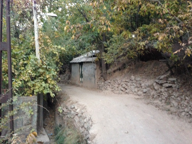 کوچه باغ های روستای آهار در مسیر صعود به توچال از آهار و شکراب 